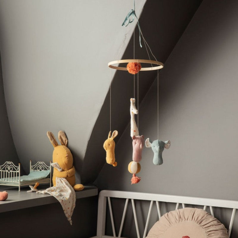 Mobile suspendu au-dessus du lit de bébé