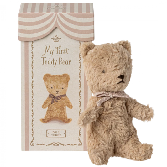 My first Teddy, doudou au look vintage de Maileg. Livré dans une boite en carton. Beau cadeau de naissance.