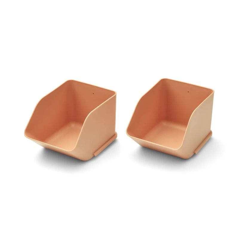 Une organisation simple et esthétique du bureau avec Rosemary. Notre organiseur de bureau Rosemary est un système de rangement polyvalent qui peut être empilé ou suspendu au mur ou à l’intérieur d’une armoire. Pour toutes les petites pièces, des perles aux petits cubes de construction en passant par les accessoires de bureau, le petit récipient Rosemary est une solution polyvalente pour tous les âges et est disponible en lots de 2.