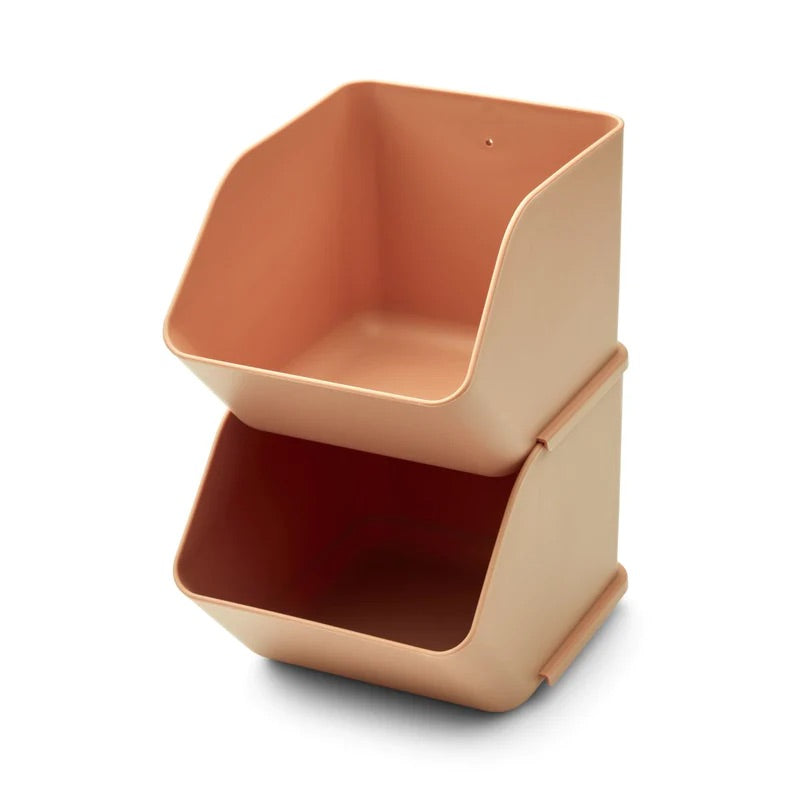 Une organisation simple et esthétique du bureau avec Rosemary. Notre organiseur de bureau Rosemary est un système de rangement polyvalent qui peut être empilé ou suspendu au mur ou à l’intérieur d’une armoire. Pour toutes les petites pièces, des perles aux petits cubes de construction en passant par les accessoires de bureau, le petit récipient Rosemary est une solution polyvalente pour tous les âges et est disponible en lots de 2.