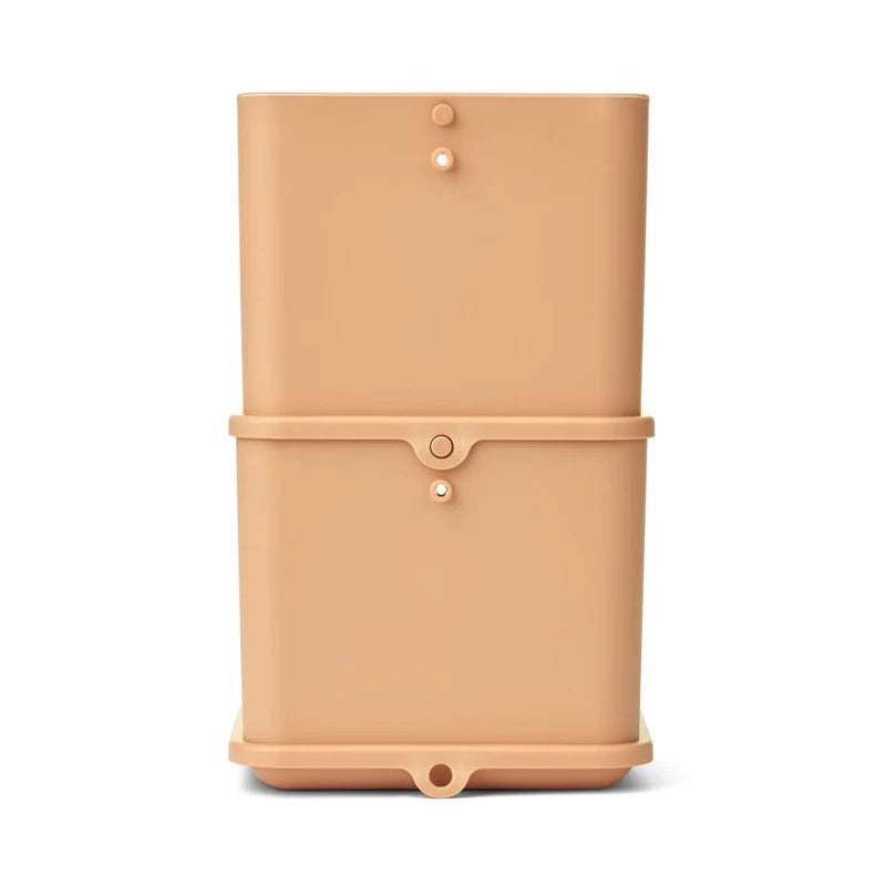 Caractéristiques Système de rangement polyvalent pour trier les objets et les jouets Empilable (max. 3) ou à accrocher au mur avec des vis (non fournies) Matériau : 60 % de plastique recyclé Lot de 2 Dimensions : H : 11,9cm, L : 13,9cm, l : 18,2cm Notre avis : pratique, multifonctions, l'organisateur Rosemary s'adaptera partout dans la maison.