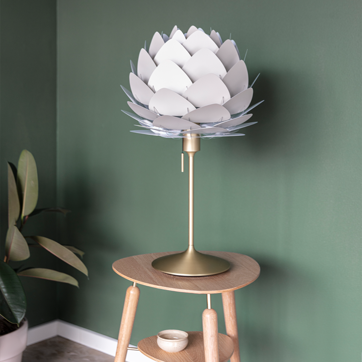 Pied de lampe adapté sur un autre modèle d'abat jour Umage. Pied comprenant un port USB dans le socle et une tirette pour allumer ou éteindre la lampe.Dimension : Ø: 22 cm H: 42 cm