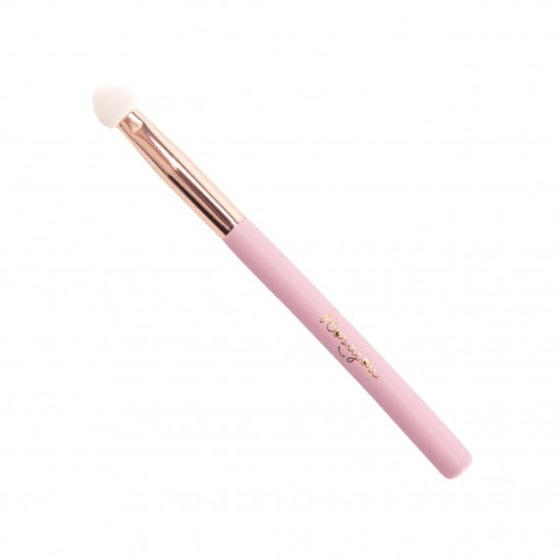 Un joli pinceau applicateur en bois peint est d'une douceur extrême. Avec son manche adapté aux petites mains, il est l'accessoire indispensable pour jouer à se maquiller. Conçu pour appliquer ses ombres à paupières comme une grande.