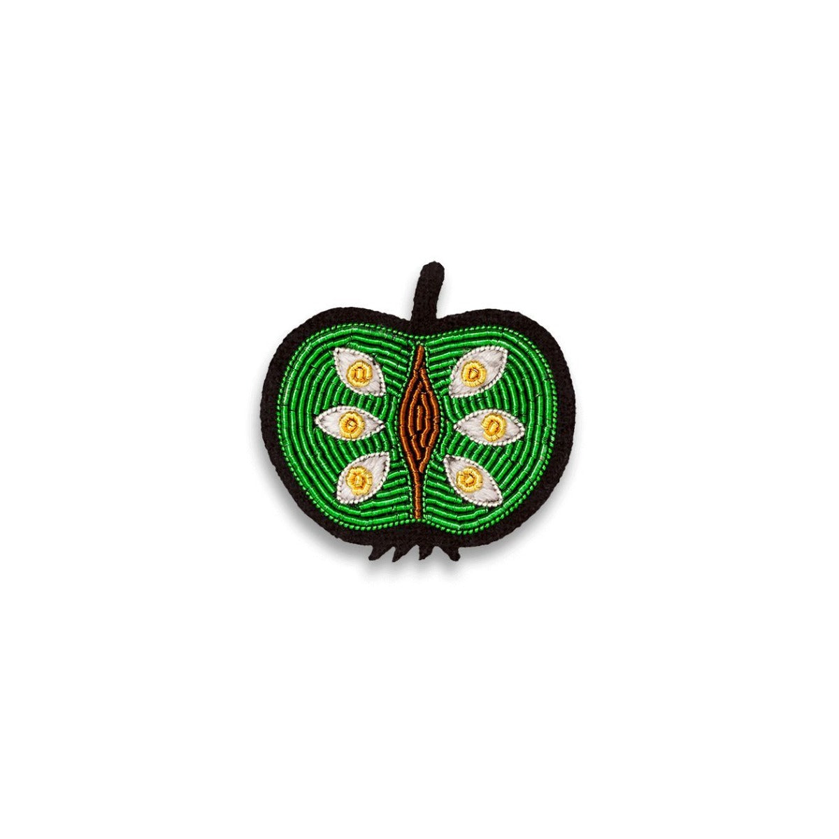broche brodée pomme espionne collection DADA de macon et lesquoy. Coloris vert cerné de noir avec un coeur maron et des pépins en forme d'oeils blanche et jaune.