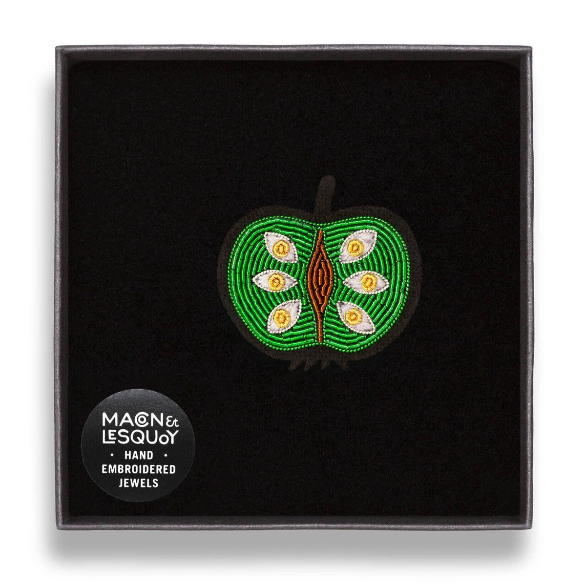 Broche brodée à la main en fil de cannetille motif pomme espionne de macon et lesquoy dans son écrin noir. Dimensions : 4*3,8cm