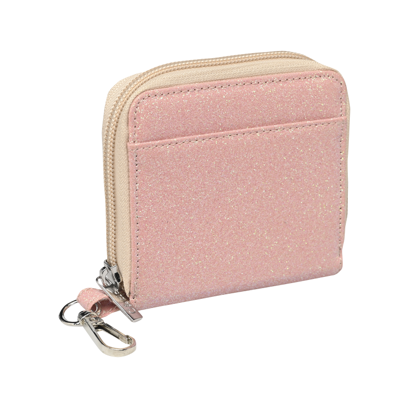 Dans la famille paillettes, je demande le porte-monnaie corail pour briller en toute occasion ! Idéal pour les enfants, le petit porte-monnaie possède deux compartiments, simple d’ouverture et très pratique.