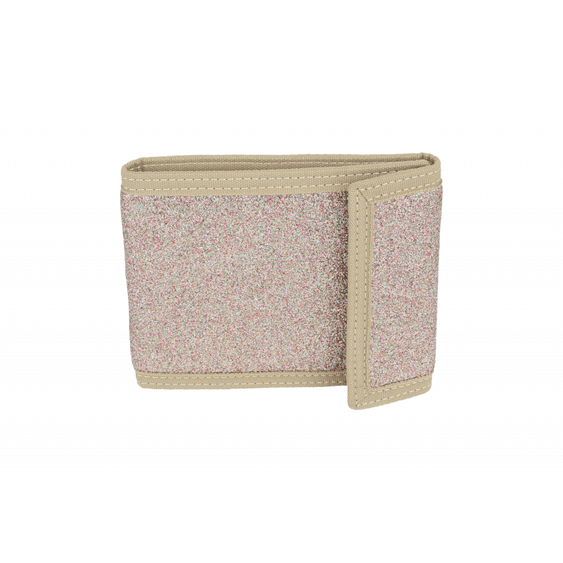 Dans la famille paillettes, je demande le portefeuille cuivrépour briller en toute occasion ! Portefeuille aux multiples rangements qui pourra se glisser aussi bien dans un cartable qu'un sac de sport ou voyage. Fermeture velcro comprenant plusieurs rangements de cartes et un espace porte-monnaie.