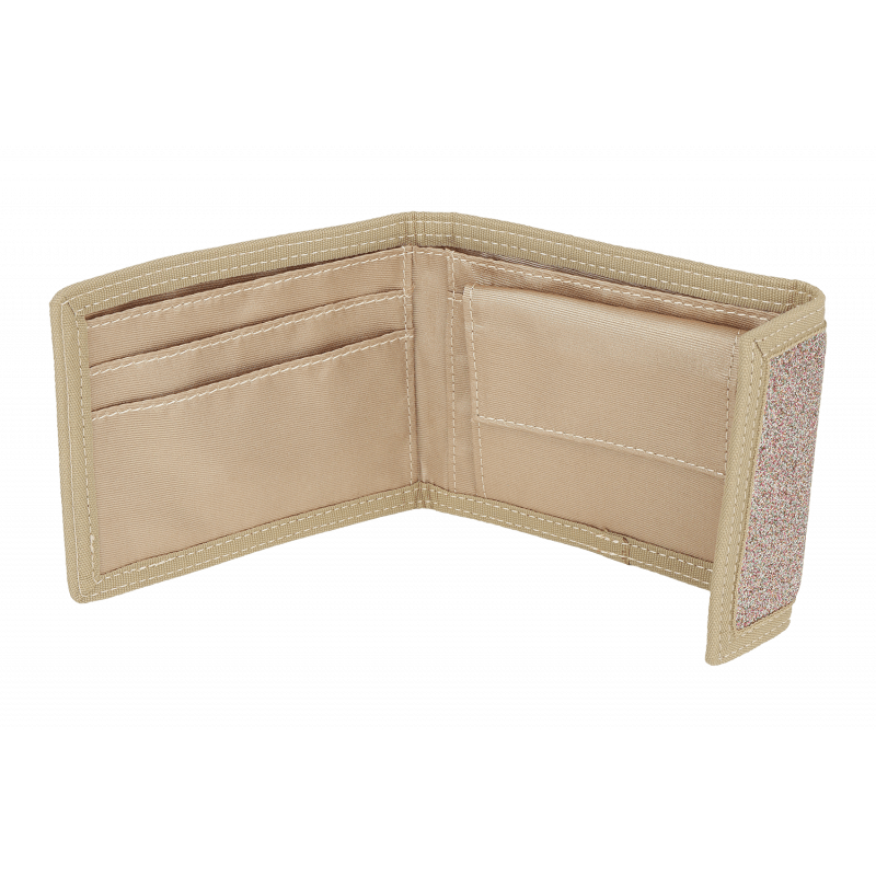 3 emplacements pour les cartes, un emplacement pour la monnaie. Ultrapratique.