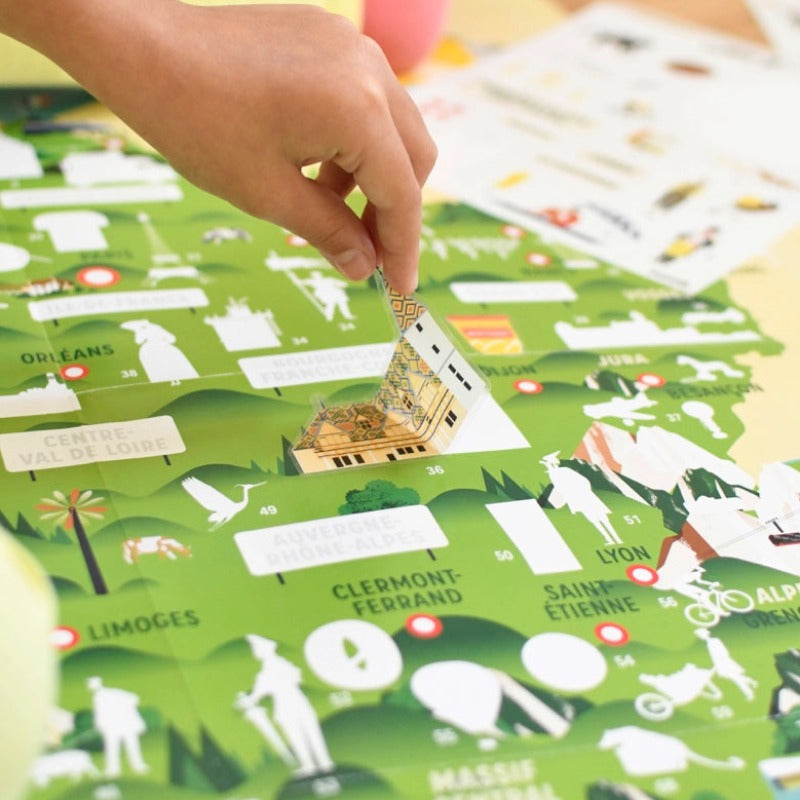 88 stickers à positionner sur la carte de france pour identifier les villes et monuments ou lieux célèbres. Création Poppik