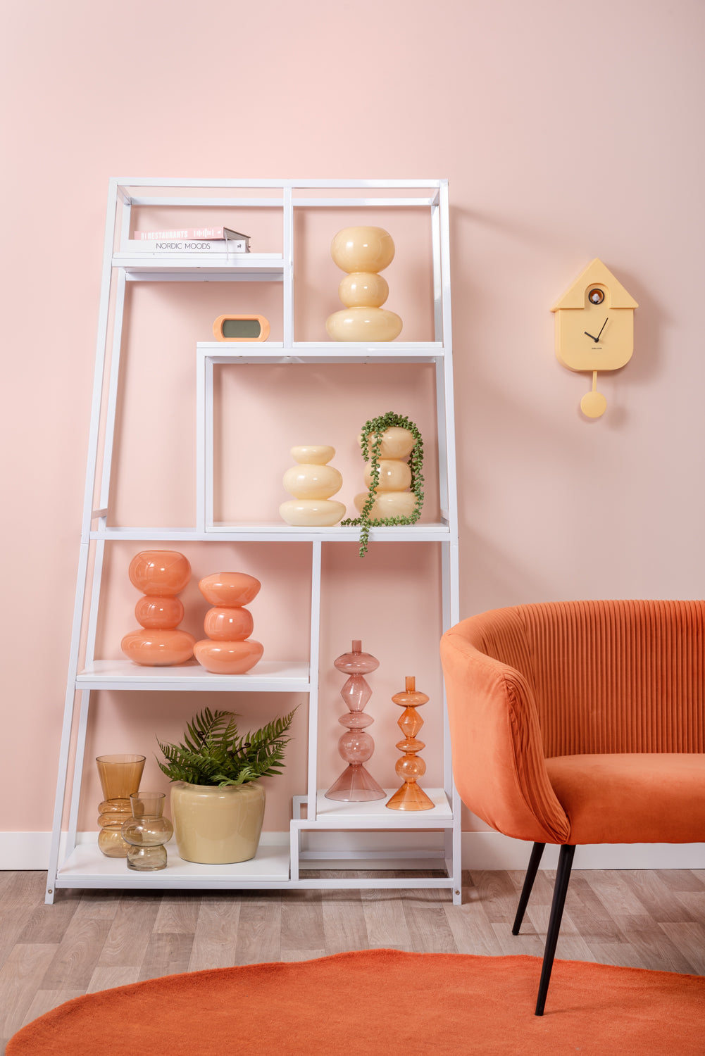 Le réveil Gummy de Karlsson vous réveillera avec style ! Découvrez son look moderne et basique à la fois. Ce réveil numérique à écran large et arrondi vous permettra de lire l’heure rapidement ! Grâce à ses mensurations optimales, votre réveil Gummy trouvera une place sur n’importe quelle table de chevet. Réveil Gummy coloris orange (soft orange), disponible dans d'autres coloris