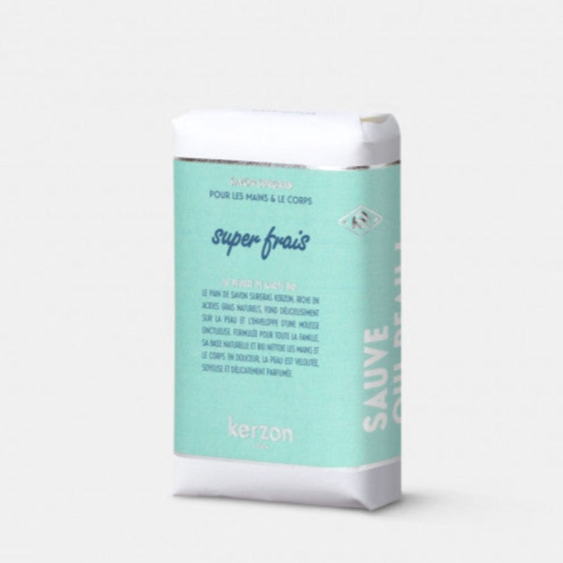 Le pain de savon surgras Kerzon, riche en acides gras naturels et en beurre de karité bio, fond délicieusement sur la peau et l’enveloppe d’une mousse onctueuse. Sa base naturelle et bio nettoie les mains et le corps en douceur, la peau est veloutée, soyeuse et délicatement parfumée.