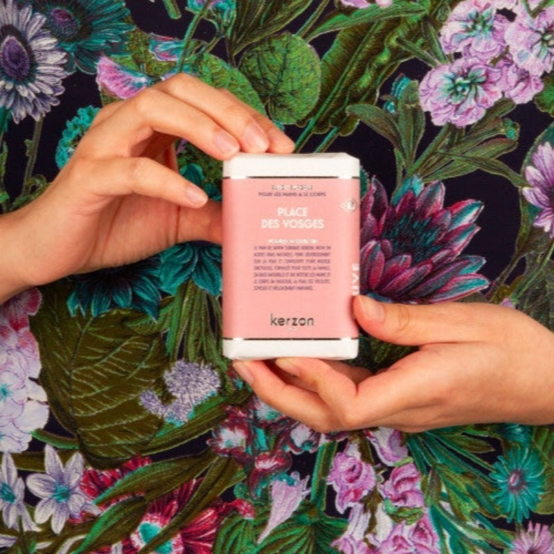 Le pain de savon surgras Kerzon, riche en acides gras naturels et en beurre de karité bio, fond délicieusement sur la peau et l’enveloppe d’une mousse onctueuse. Sa base naturelle et bio nettoie les mains et le corps en douceur, la peau est veloutée, soyeuse et délicatement parfumée.