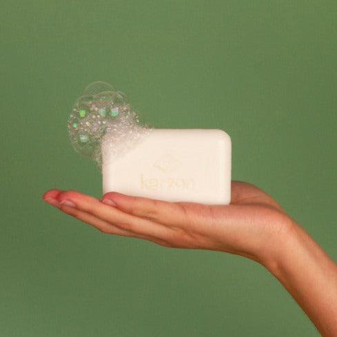 Caractéristiques Beurre de karité bio riche en vitamines Pour tous les types de peau et pour toute la famille Idéal pour les mains & le corps Riche en acides gras naturels Saponifié en France Testé sous contrôle dermatologique, respecte les peaux sensibles Emballage papier recyclable Convient à la peau sensible des enfants Appliquez le savon entre vos mains, massez soigneusement vos mains et/ou votre corps, puis rincez à l’eau
