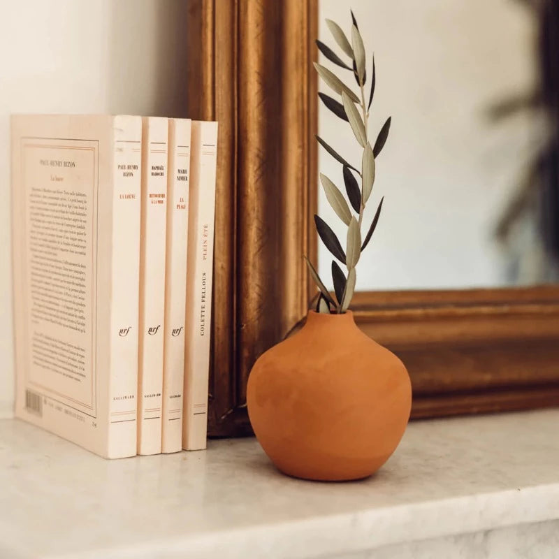 Le soliflore Mediterranea est une ode à la simplicité. Ce mignon objet décoratif mettra en lumière les plus jolies fleurs. On aime l'associer aux versions uni blanc et à motif pour un effet mix & match.