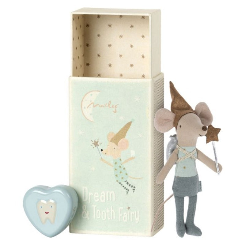 Petite féé, grand frère souris incluant un boite d'allumettes en carton et une petite boite métallique bleue.