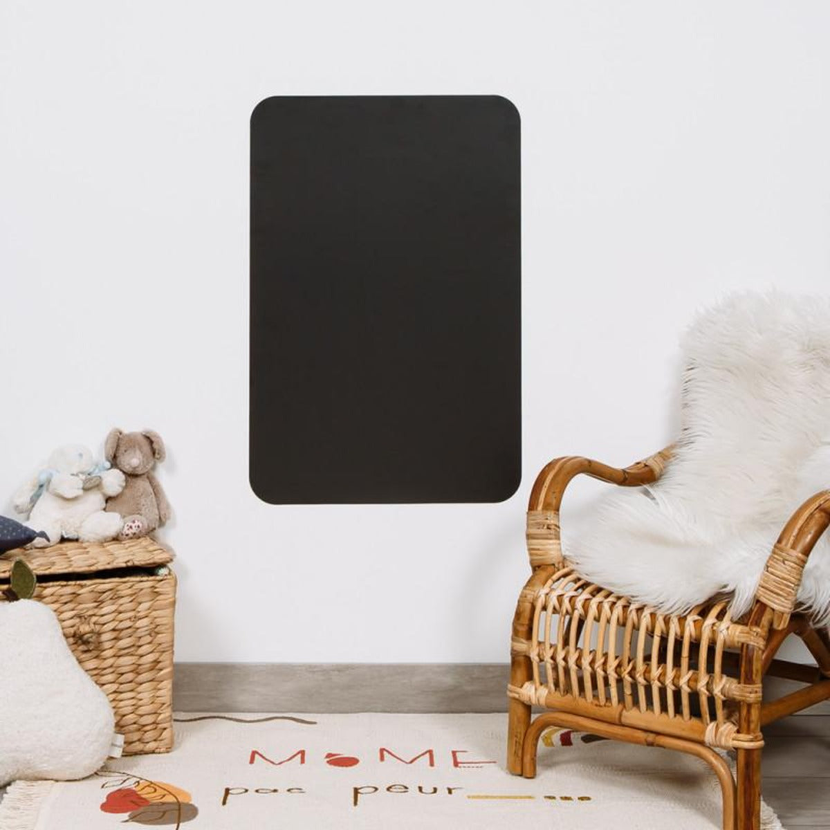 Ce tableau magnétique noir en forme de maison est souple et s'installe facilement, sans trous. Repositionnable, il s'adapte parfaitement à toute les surfaces: murs, portes, placards