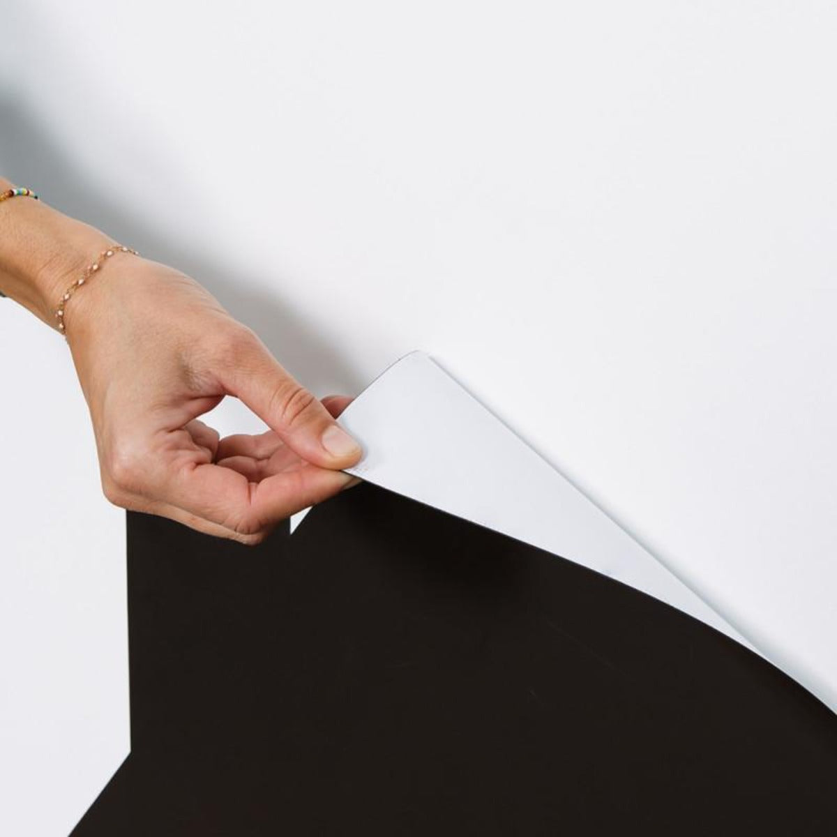 Ce tableau magnétique noir en forme de maison est souple et s'installe facilement, sans trous. Repositionnable, il s'adapte parfaitement à toute les surfaces: murs, portes, placards