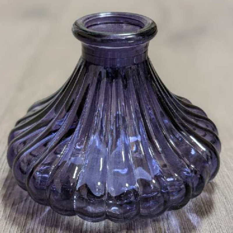 Vase soliflore en verre strié violet Caractéristiques Coloris : violet Dimensions : diamètre 10cm hauteur 7cm Diamètre de l'ouverture 2cm Matériau : verre strié