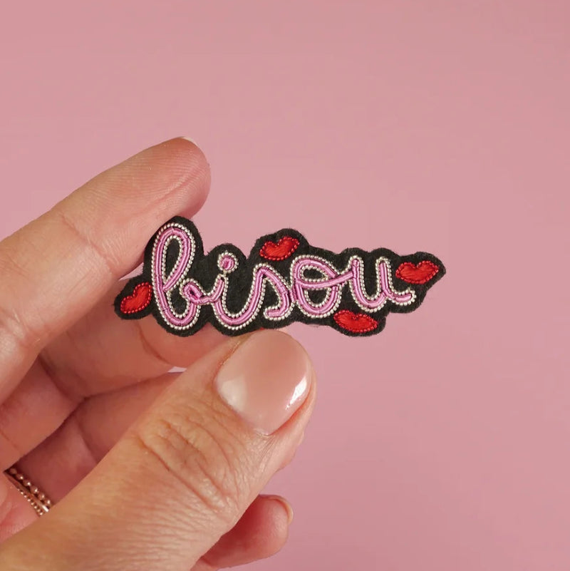 Broche brodée avec écriture BISOU 
