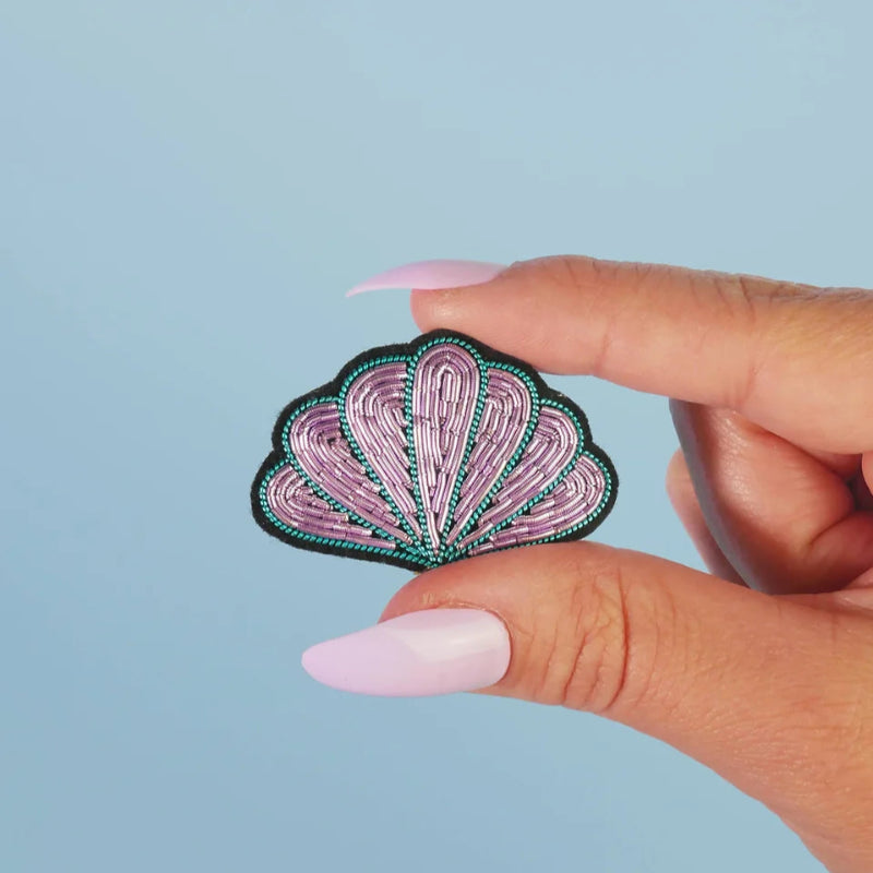 Broche coquillage irisé violet et bleu brodée à la main en canetille 