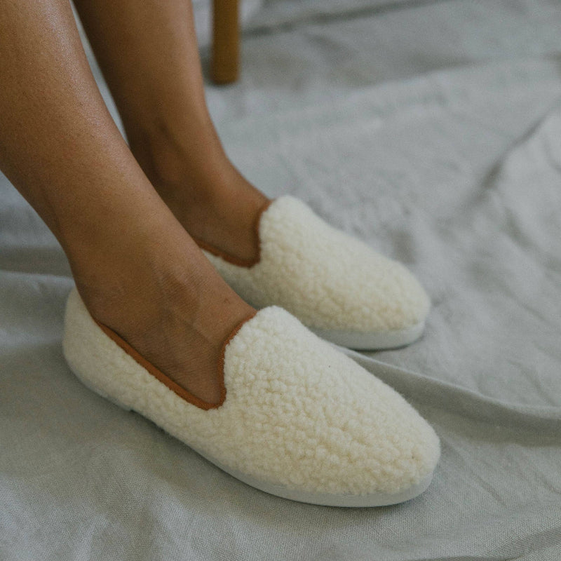 Chausson femme en bouclette de laine blanc fini par un passepoil camel