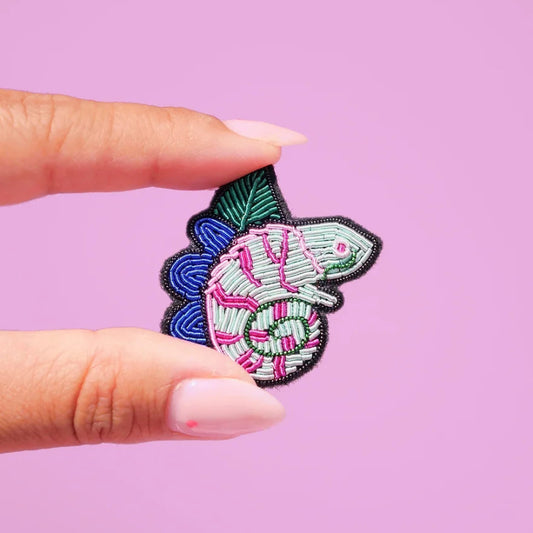 broche brodé en canetille en forme de cameleon
