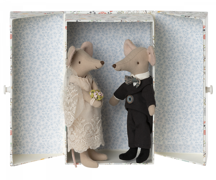 Une belle histoire d'amour qui commence le jour du mariage de ces deux souris. Elles sont habillées de façon classique d'une longue robe blanche, d'un voile de dentelle, d'un bouquet et d'un smoking. Ils sont livrés dans un joli coffret décoré de dessins Maileg.