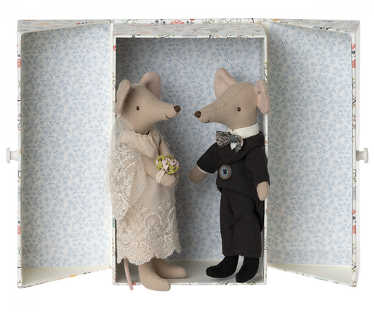 Une belle histoire d'amour qui commence le jour du mariage de ces deux souris. Elles sont habillées de façon classique d'une longue robe blanche, d'un voile de dentelle, d'un bouquet et d'un smoking. Ils sont livrés dans un joli coffret décoré de dessins Maileg.