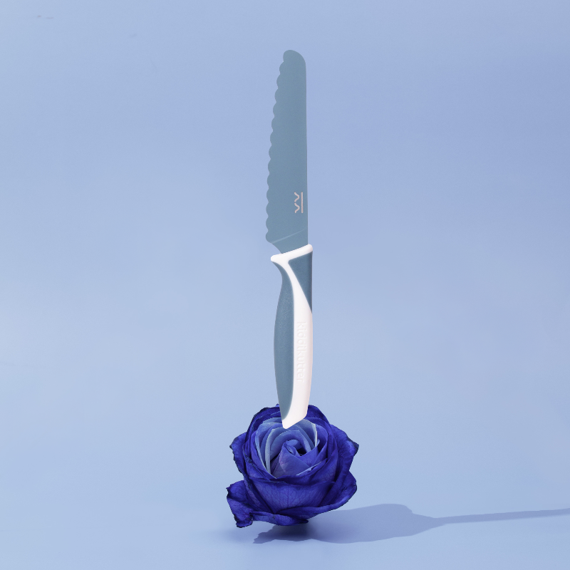 le couteau couleur blueberry qui ne coupe pas les doigts !