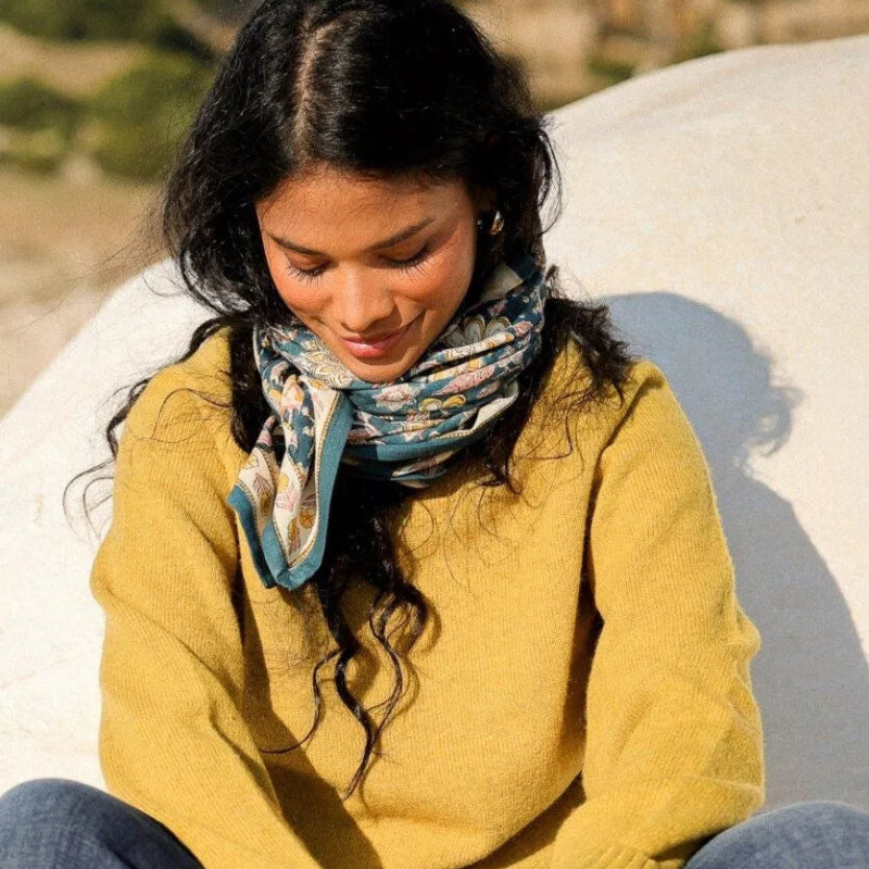 foulard grand format Manon Bleu Azur bellemme chez Maison Moon porté par un modele de type indien en extérieur