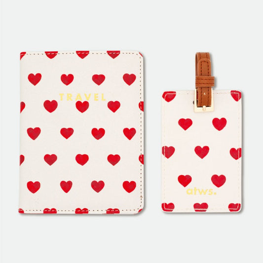 Voyager avec style avec ce  set de Red Hearts de très belle qualité et au design unique qui se compose d'un protège passeport et d'une étiquette de valise ! 