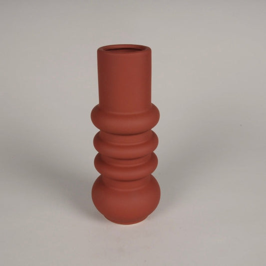 Vase en céramique design rouge Terracotta mat aux formes arrondies et à la surface lisse.  Caractéristiques   Matériau : céramique disponible en Vert Émeraude mat et vert mat Diamètre : 10cm hauteur 24.5cm Diamètre de l'ouverture : 5cm Diamètre de la base : 7cm Notre avis : un design élégant pour ce vase élancé aux formes arrondies 