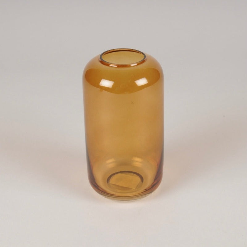 Vase obus en verre d’une transparence pure, à associer avec nos soliflores bouteilles jaune, vert ou rose.   Optez pour l'accumulation.  Retrouvez notre sélection de vases, soliflores en boutique ou sur notre e-shop.  Caractéristiques  Coloris : ambre Dimensions : diamètre 8 cm hauteur 15 cm Diamètre de l'ouverture 4 cm Matériau : verre lisse transparent