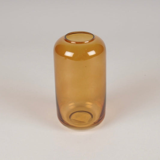 Vase obus en verre d’une transparence pure, à associer avec nos soliflores bouteilles jaune, vert ou rose.   Optez pour l'accumulation.  Retrouvez notre sélection de vases, soliflores en boutique ou sur notre e-shop.  Caractéristiques  Coloris : ambre Dimensions : diamètre 8 cm hauteur 15 cm Diamètre de l'ouverture 4 cm Matériau : verre lisse transparent