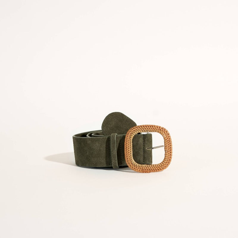 Large ceinture en cuir suedé et boucle en paille Dimensions : S/M (102cm) et M/L (107cm) Largeur : 5 cm Fabriqué artisanalement en Inde