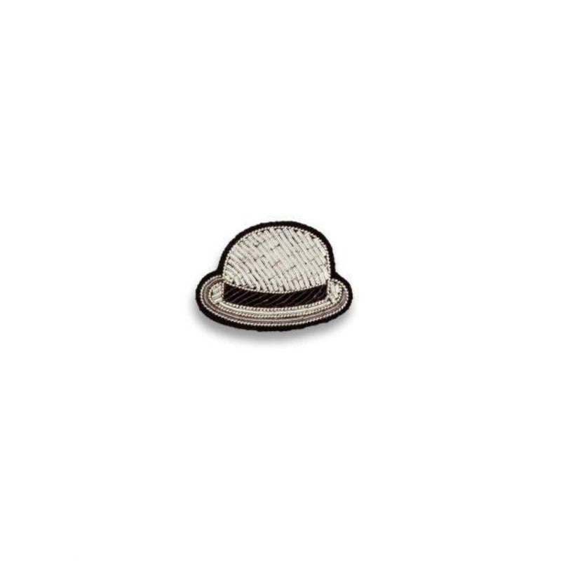 Broche brodée à la main en cannetille de la marque Macon et Lesquoy. Cette broche chapeau melon est argentée et noir
