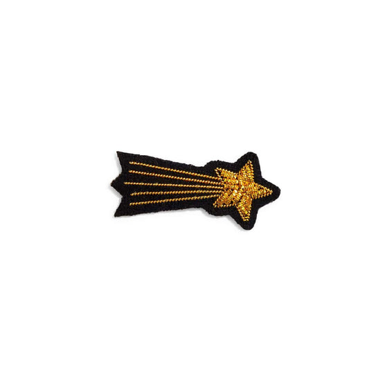 Broche brodée à la main de la marque Macon et Lesquoy. Broche en forme d'étoile filante, étoile méliès de couleur or.