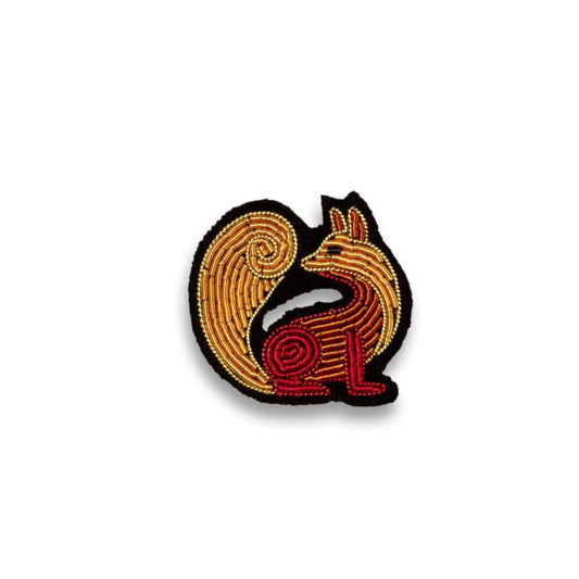 Broche brodée à la main de Macon et Lesquoy. Cette broche représente un renard aux couleurs automnales doré, bronze et marron.