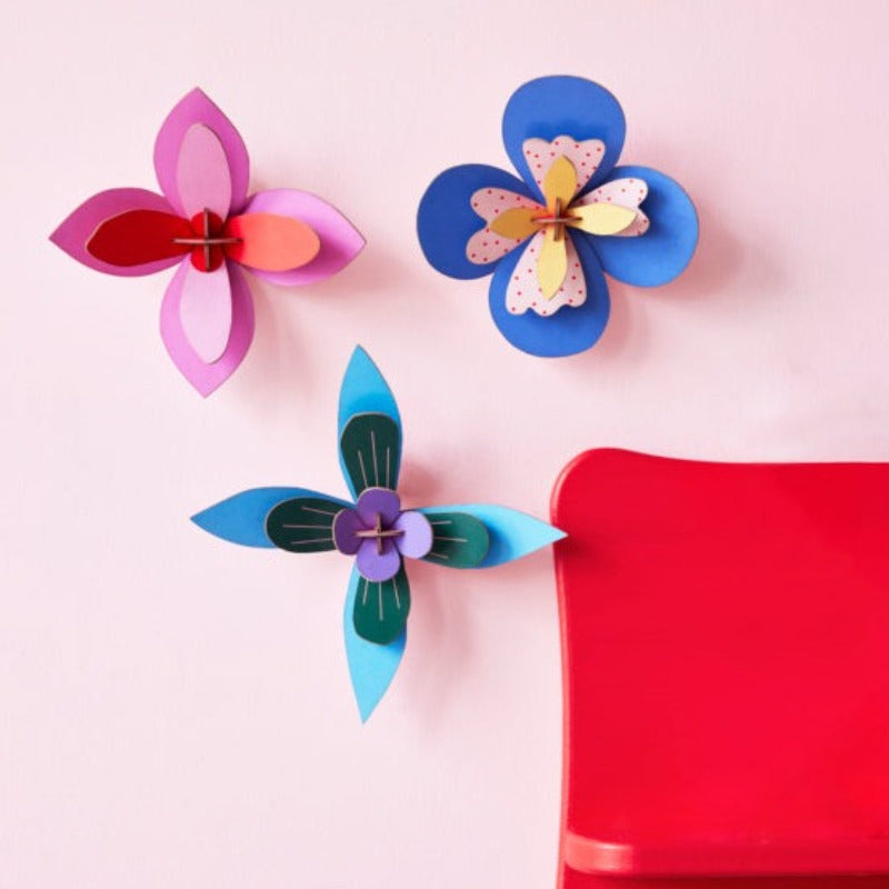 paquet de 3 décorations murales en papier en forme de fleurs très colorés. Ajoutez de la poésie à chaque coin de votre maison avec ces décorations élégantes.