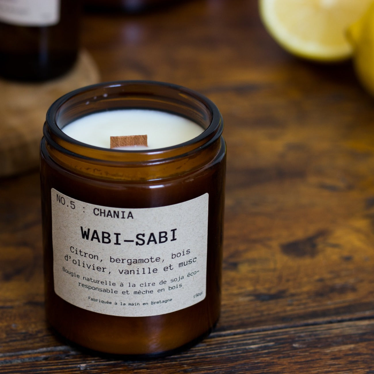 Les bougies Wabi-Sabi sont fabriquées dans un petit atelier à la main en Bretagne par un artisan. Chaque bougie nous embarque pour un long voyage à la découverte de nouvelles contrées 