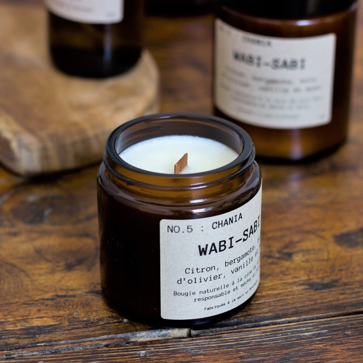 Les bougies Wabi-Sabi sont fabriquées dans un petit atelier à la main en Bretagne par un artisan. Chaque bougie nous embarque pour un long voyage à la découverte de nouvelles contrées 