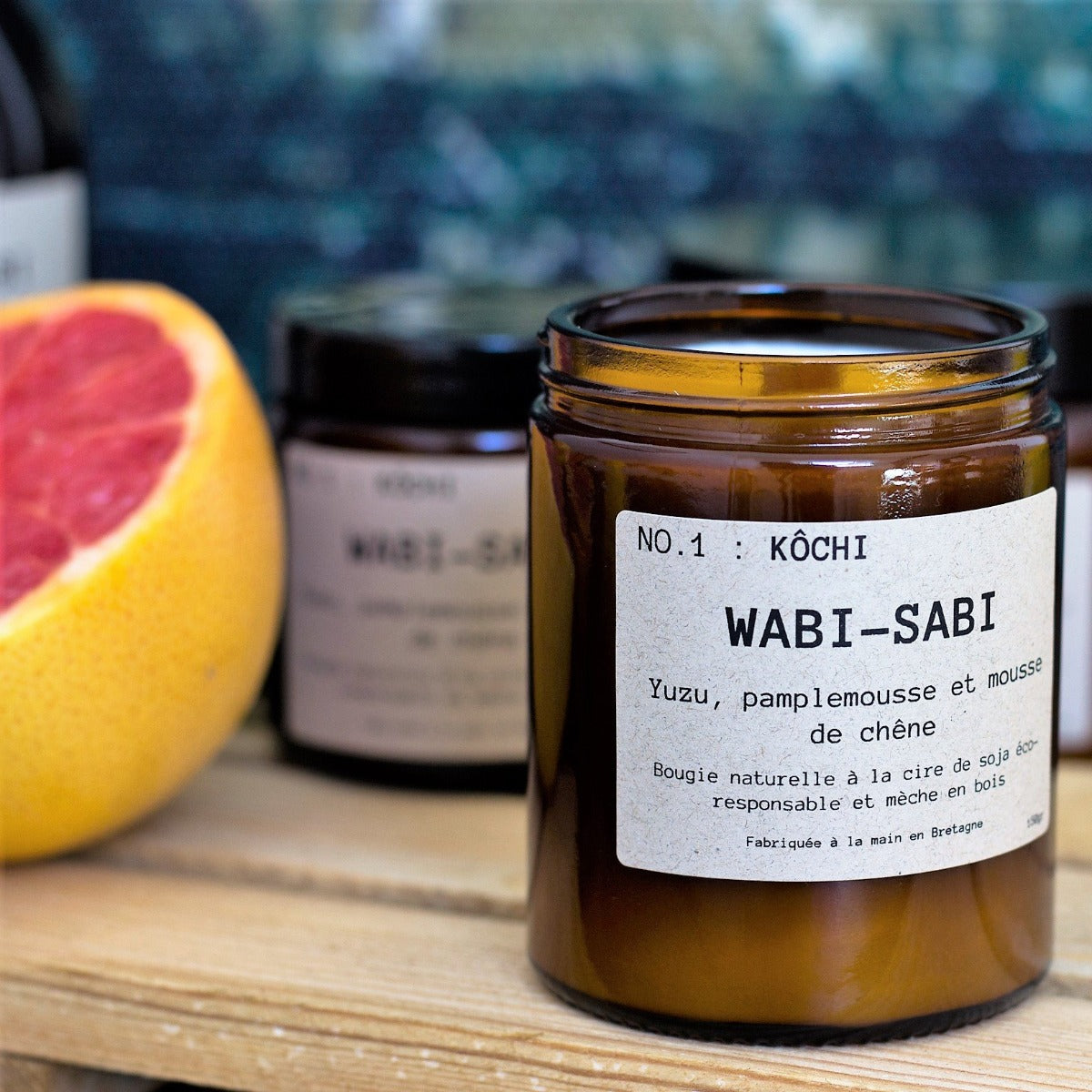 Les bougies Wabi-Sabi sont fabriquées dans un petit atelier à la main en Bretagne par un artisan. Chaque bougie nous embarque pour un long voyage à la découverte de nouvelles contrées 