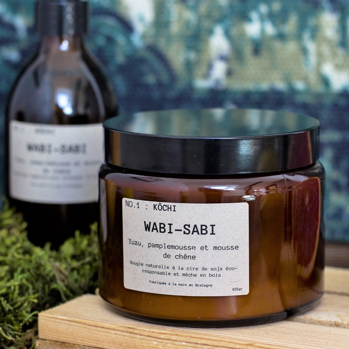 Les bougies Wabi-Sabi sont fabriquées dans un petit atelier à la main en Bretagne par un artisan. Chaque bougie nous embarque pour un long voyage à la découverte de nouvelles contrées 