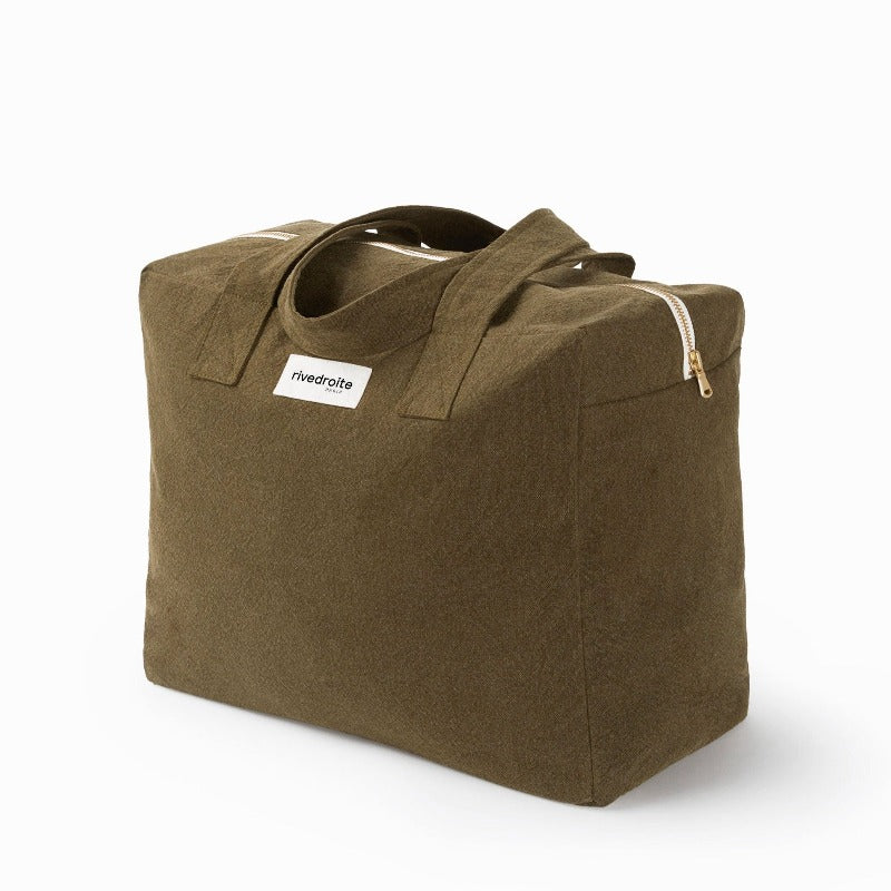 On craque pour ce joli sac en coton recyclé qu'on emmène partout : au bureau, en week-end, au sport et même à la maternité, de la marque française très engagée Rive Droite. 
