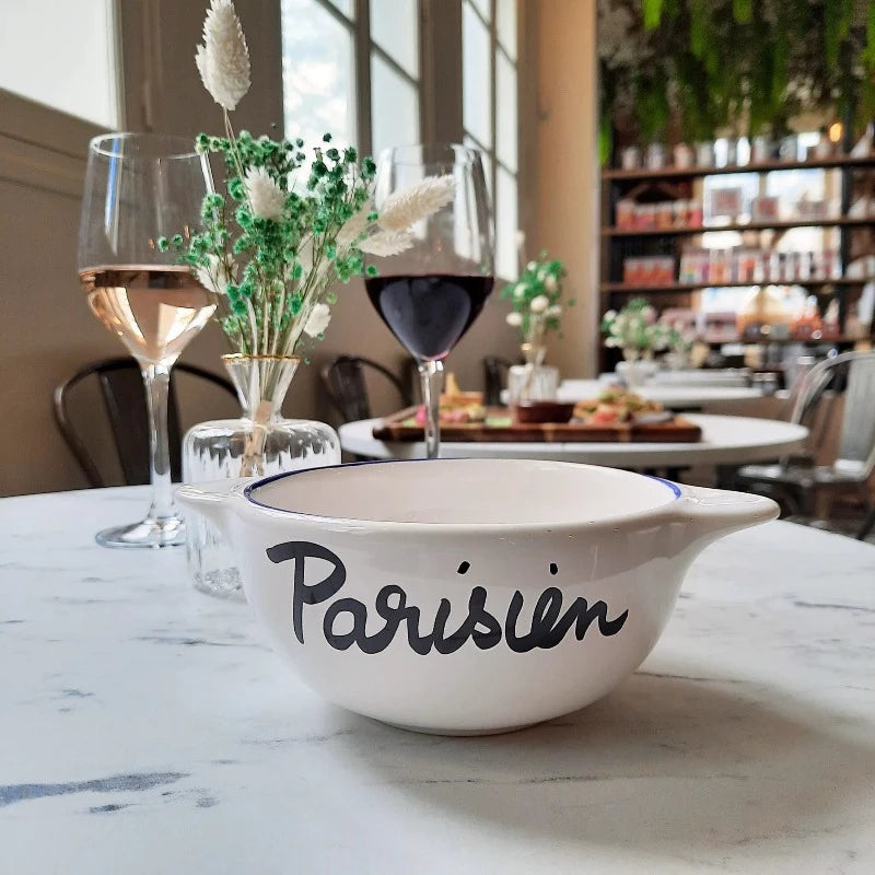 Inscriptions Parisien sur bol breton en faïence de la marque pied de poule maison_moon mis sur une table de bistror dans un café parisien 