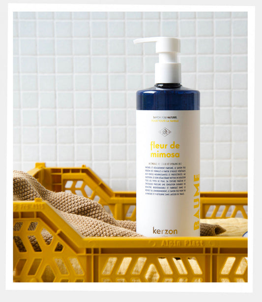 Bouteille de 500ml de savon fou liquide de la marque Kerzon. Un savon pour les mains et le corps au parfum de Fleur de Mimosa.