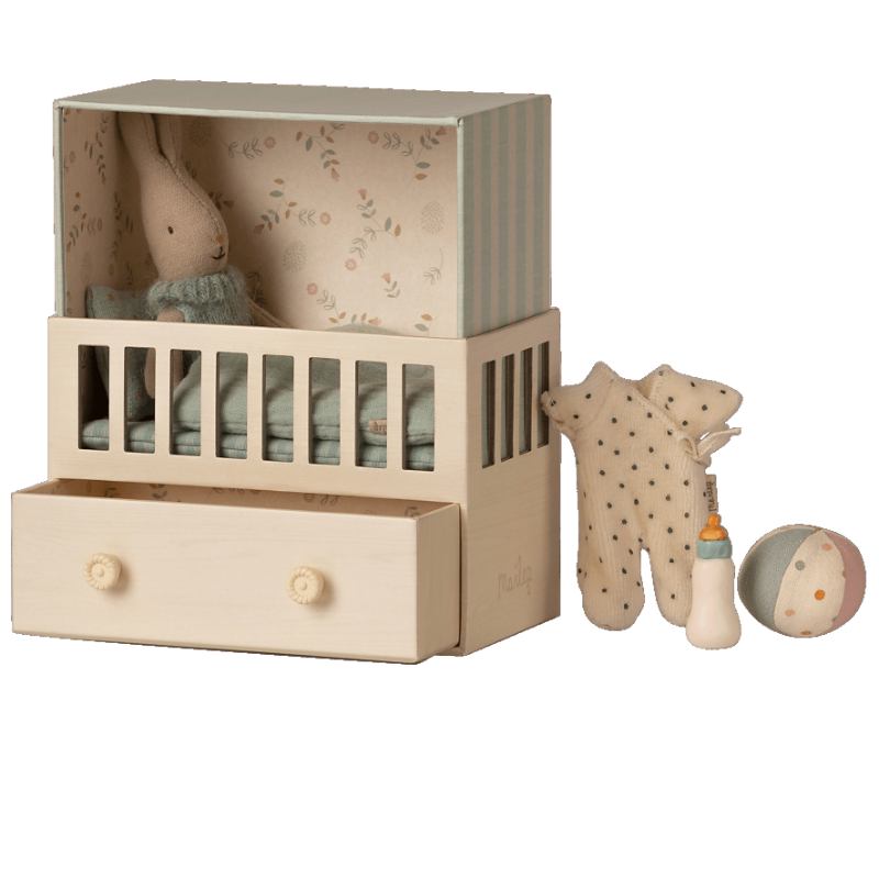 Chambre bébé lapin bleu Maileg. Une chambre dans une boite en carton constituant un lit avec un tiroir, un petit lapin et des accessoires.