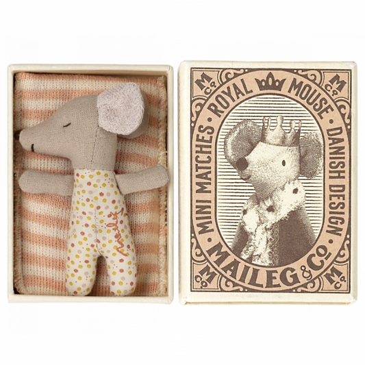 Bébé souris rose face endormi dans sa boite d'allumettes. Maileg.