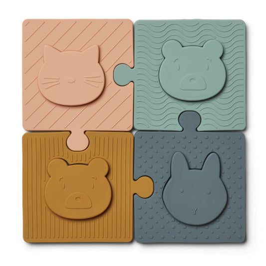 Puzzle bodil liewood en silicone, puzzle de 4 pièces avec ' forme d'animaux à encastrer. Chaue face de puzzle à des textures différentes. 