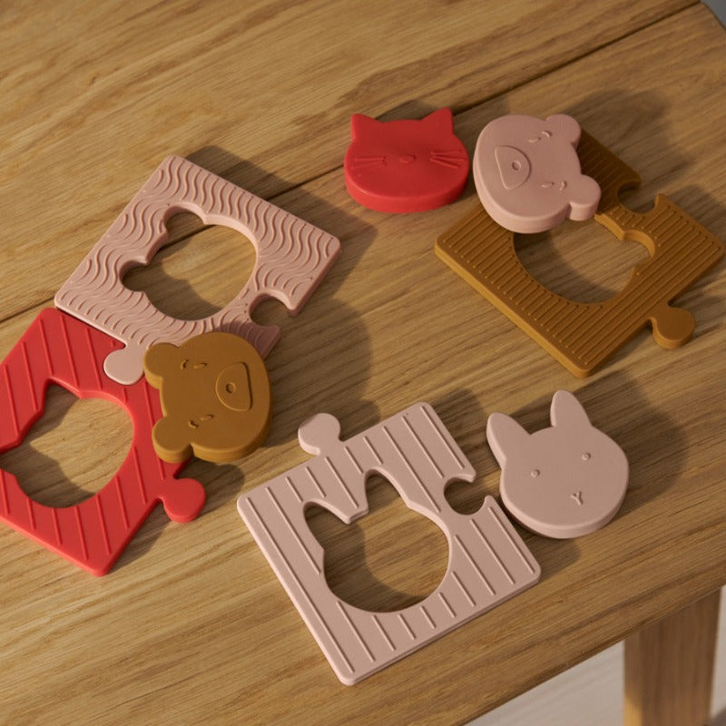 Puzzle 4 pièces Bodil de Liewood en silicone. 4 formes d'animaux à encastrer dans les 4 pièces de puzzle. 